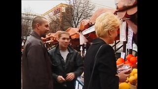 Sandra Russo Jessica Fiorentino és Gina Blonde mohón szopják majd forró puncijába és feszes seggébe ültetik Robert Rosenberg vastag farkát