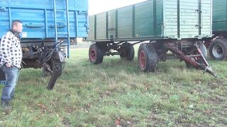 Hájas érett nő boldogan ugratja a kemény idegen farkat és nyalja végig a tövétől a hegyéig