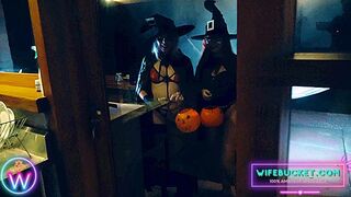 Csajok és hármas a Halloweenen a feleségemmel és a legjobb barátnőjével – szexi meglepetés a vödörben