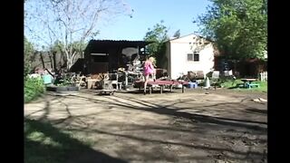 Retro pornósztár annyi vastag farkat kap egyszerre a lyukaiba amennyit csak bír
