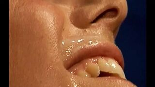 Vörös csábító szenvedélyesen szívja a kemény farkat mélyen