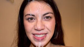 Tiffany Doll mohón nyel egy vastag francia farkat a castingon, majd az arcára spriccel a forró ondó