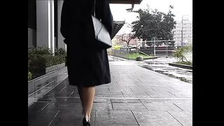 Idős fekete hajú nő vad élvezettel nyel be két kemény farkat családi hármasban