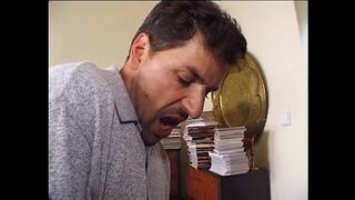 Amatőr milf dögös fenekét vadul megdolgozzák egy vastag farokkal és a szájába spriccelnek