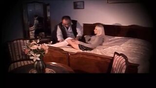 Asha Bliss szőke csoda mohón veszi szájába Roberto Malone vastag farkát, aztán lassan és mélyen nyeli be a seggével