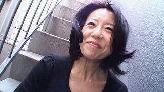 Szőrös japán nagymama puncija keményen megdolgozva