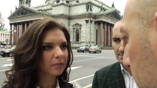 Henessy fiatal teste megadja magát Omar Galanti vastag faszának mély anális behatoláskor