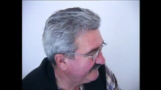 Dús keblű MILF két vastag farokkal élvezi a dupla betolást és a spriccet a puncijára