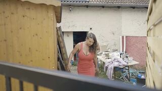 Vörös ruhás milf nagy melleivel lázba hozva élvezi a tetovált pasi vastag farkát a seggébe és a szájába is