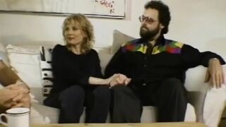 Férj nézi, ahogy a feleségét kettyenti az idegen retro MILF hármasban